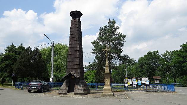 Na návsi v Jakubčovicích nad Odrou stojí dřevěná zvonička ze 17. století.