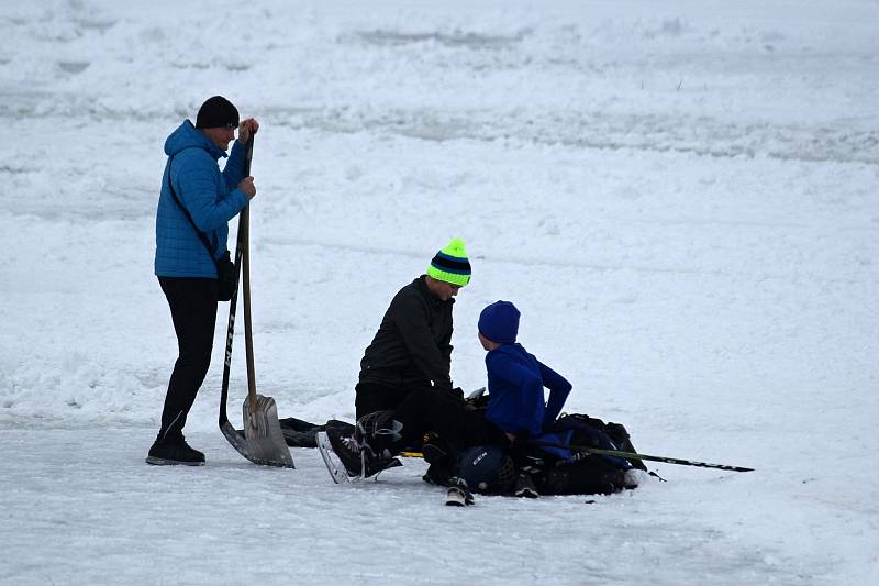 Desítky lidí využily ledu na přehradní nádrži Větřkovice u Kopřivnice a vyrazily si v úterý 16. února odpoledne zabruslit. Pár odvážlivců se také vykoupalo.