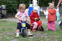 V rámci Evropského týdne mobility se v pondělí 21. září uskutečnilo ve Smetanových sadech zábavné dopoledne pro děti a maminky.