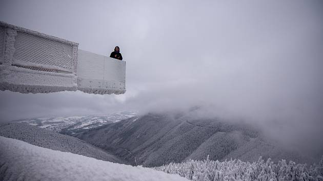 Stezka Valaška pod vrcholem Tanečnice na Pustevnách v Beskydech na snímcích z 11. ledna 2019.