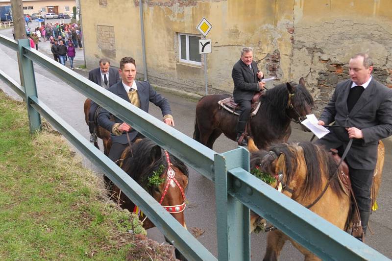 Velikonoční jízda okolo osení ve fulnecké místní části Lukavec. 