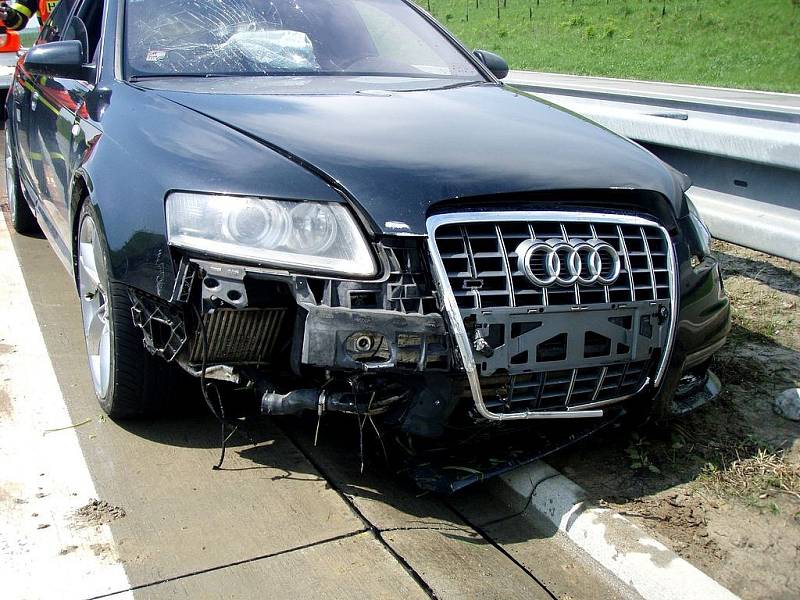 Audi havarovalo na dálnici D1 u Velkých Albrechtic