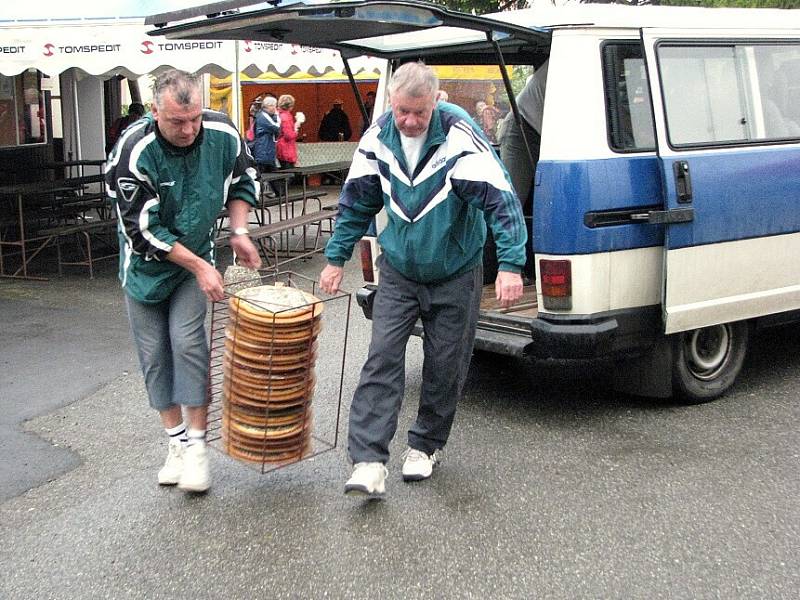 Pětatřicátý ročník dálkového pochodu Okolo Mořkova uspořádal Klub českých turistů Mořkov v sobotu 9. května.