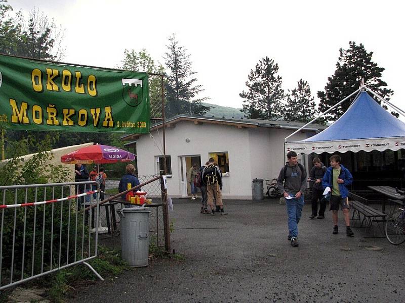 Pětatřicátý ročník dálkového pochodu Okolo Mořkova uspořádal Klub českých turistů Mořkov v sobotu 9. května.