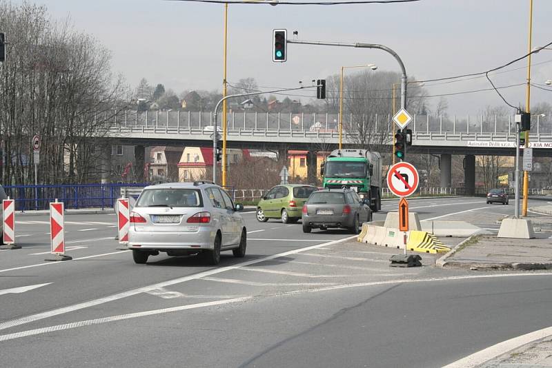 Rekonstrukce mostu na silnici číslo I/57 poblíž obchodního domu Tesco v Novém Jičíně zamotala hlavu nejednomu řidiči. 