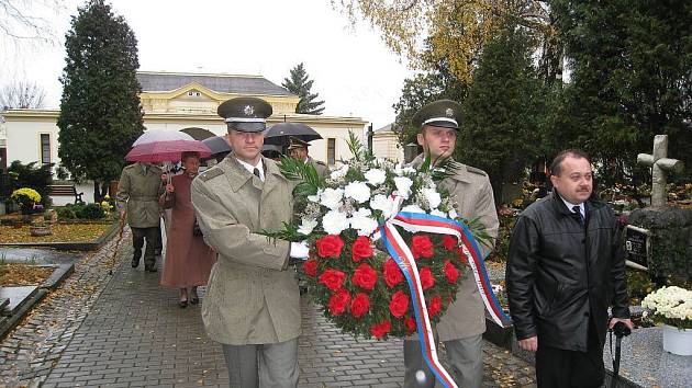 Uplynulý nedělní Den válečných veteránů u novojičínského Památníku obětem válek na městském hřbitově položením věnce i kytic v pátek uctili zástupci Českého svazu bojovníků za svobodu, armády i místní radnice.