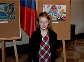 Devítiletá Dorotka Spurná z Nového Jičína před svým obrázkem, na němž namalovala, jak si představuje korupci.