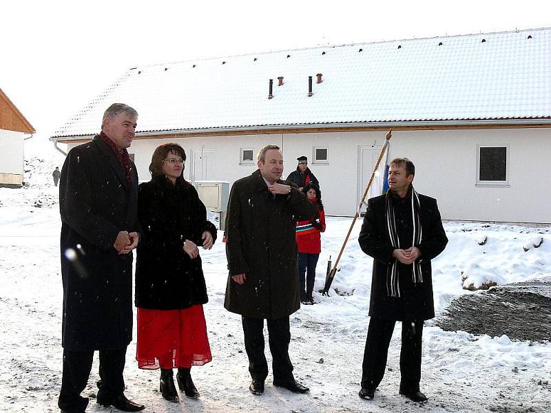 Čtyřiačtyřicet rodin z Jeseníku nad Odrou, Životic u Nového Jíčína a Kunína, kterým červnová povodeň poničila domy, bude do Vánoc bydlet.