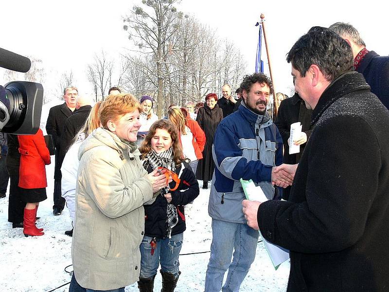 Čtyřiačtyřicet rodin z Jeseníku nad Odrou, Životic u Nového Jíčína a Kunína, kterým červnová povodeň poničila domy, bude do Vánoc bydlet.