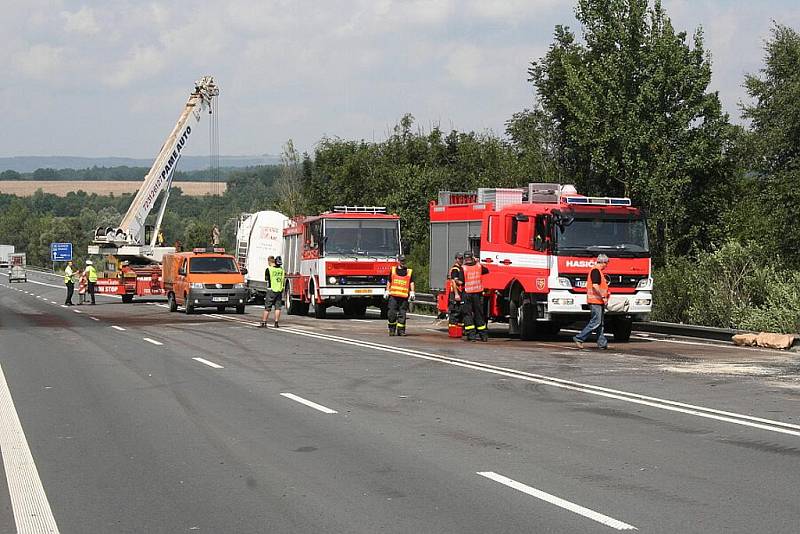 Podle posledních informacíl při nehodě došlo k těžkému zranění řidiče kamionu, který přejel do protisměru a k lehkému zranění u jeho spolujezdce. 