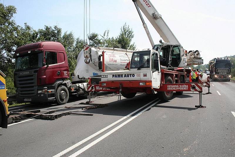 Podle posledních informacíl při nehodě došlo k těžkému zranění řidiče kamionu, který přejel do protisměru a k lehkému zranění u jeho spolujezdce. 