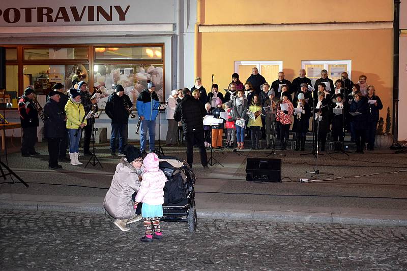 Zpívání koled na náměstí v Bílovci.