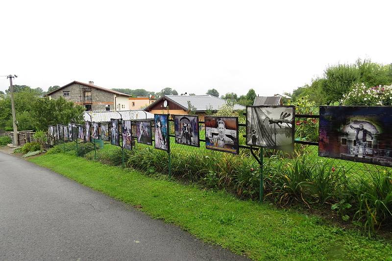 Fotografie zdobí Galerijní ulici v Jistebníku, ale i další místa v obci.