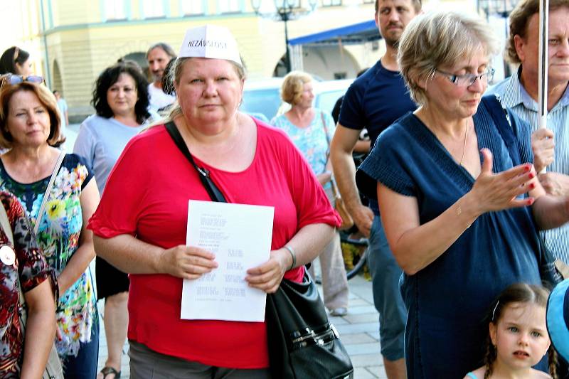 Demonstrace za nezávislou justici a proti vládě 11. června v Novém Jičíně.