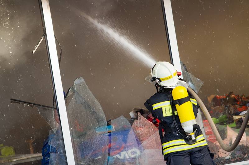 Zásah hasičů i požáru obchodního centra v Kopřivnici.