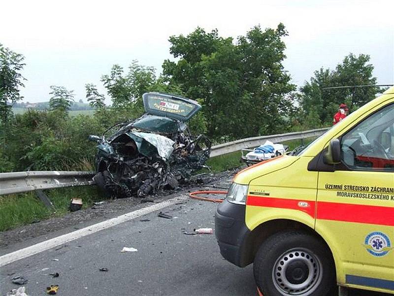 Čtyři lidé zemřeli v pátek po třetí hodině odpolední při dopravní nehodě u Starého Jičína.