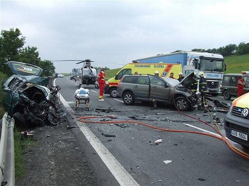 Čtyři lidé zemřeli v pátek po třetí hodině odpolední při dopravní nehodě u Starého Jičína.