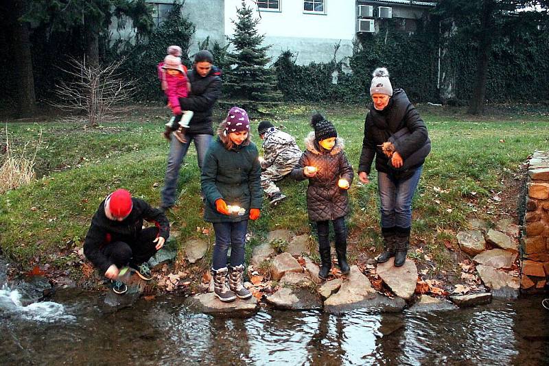 Zhruba tři desítky světýlek pustili po vodě v zámeckém parku malí i velcí účastníci úterní akce. 