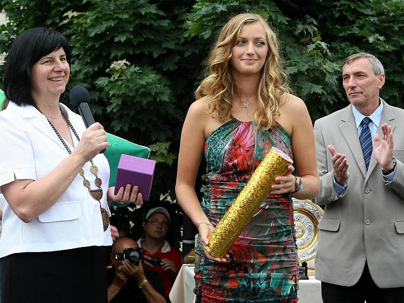 Petra Kvitová, vítězka Wimbledonu, přijela do Fulneku, kde ji přivítaly tisíce fanoušků.
