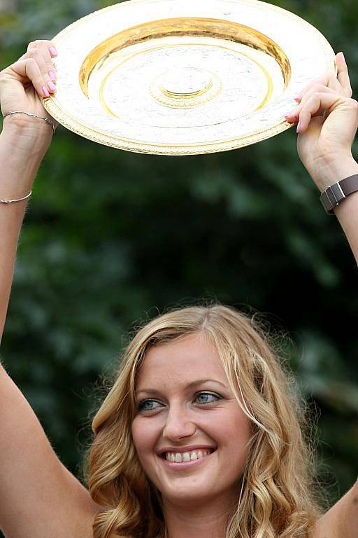 Petra Kvitová, vítězka Wimbledonu, přijela do Fulneku, kde ji přivítaly tisíce fanoušků.