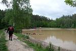Hasiči čerpali vodu z přehrady na Opavsku a čistili odtok v narušené hrázi, květen 2021.