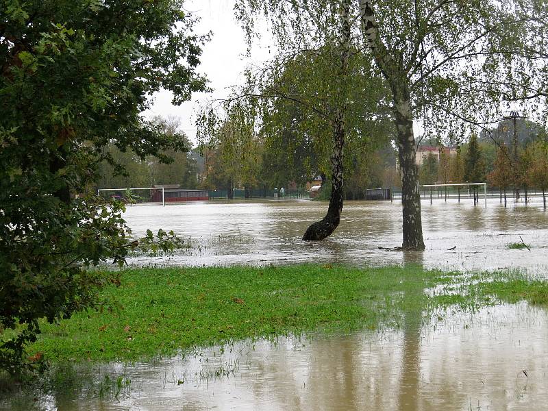 Takto to vypadalo ve středu 14. října ve sportovním areálu v Jeseníku nad Odrou a jeho okolí.