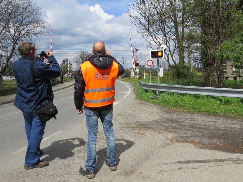 Pilotní test ve Studénce. Zdvojení výstražných světel by mohlo úspěšněji zabránit tomu, aby řidiči vjížděli do kolejiště ve chvíli, kdy už spustilo zabezpečovací zařízení.