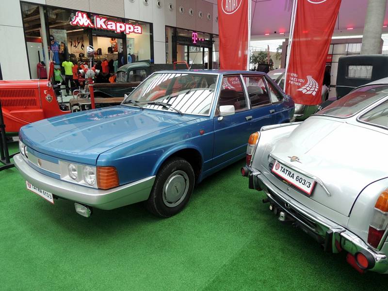 Legendární automobily značky Tatra z kopřivnické automobilky jsou nyní k vidění v ostravském nákupním centru Forum Nová Karolina.