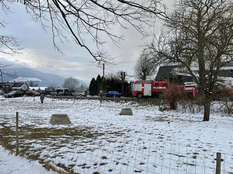 Požár domku zaměstnal šest jednotek hasičů.