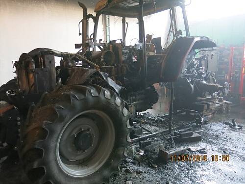 V hale opravny v Mankovicích začal v pondělí 11. července večer hořet traktor značky McCormick.
