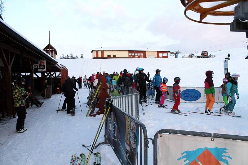 Lyžování v areálu HEIPARK v Tošovicích, místní části Oder.