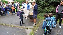 Základní škola v Komenského ulici v Bílovci připravila zahájení školního roku 2021/2022 pro prvňáčky a jejich rodiče ve školní zahradě.