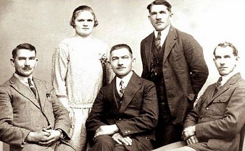 Bratři Žurovcové. Letečtí průkopníci z Hartů u Petřvaldu nedaleko Mošnova bratři Žurovcové. Zleva sedící: Josef, Vilém a František. Stojící je Leopold se svou ženou.
