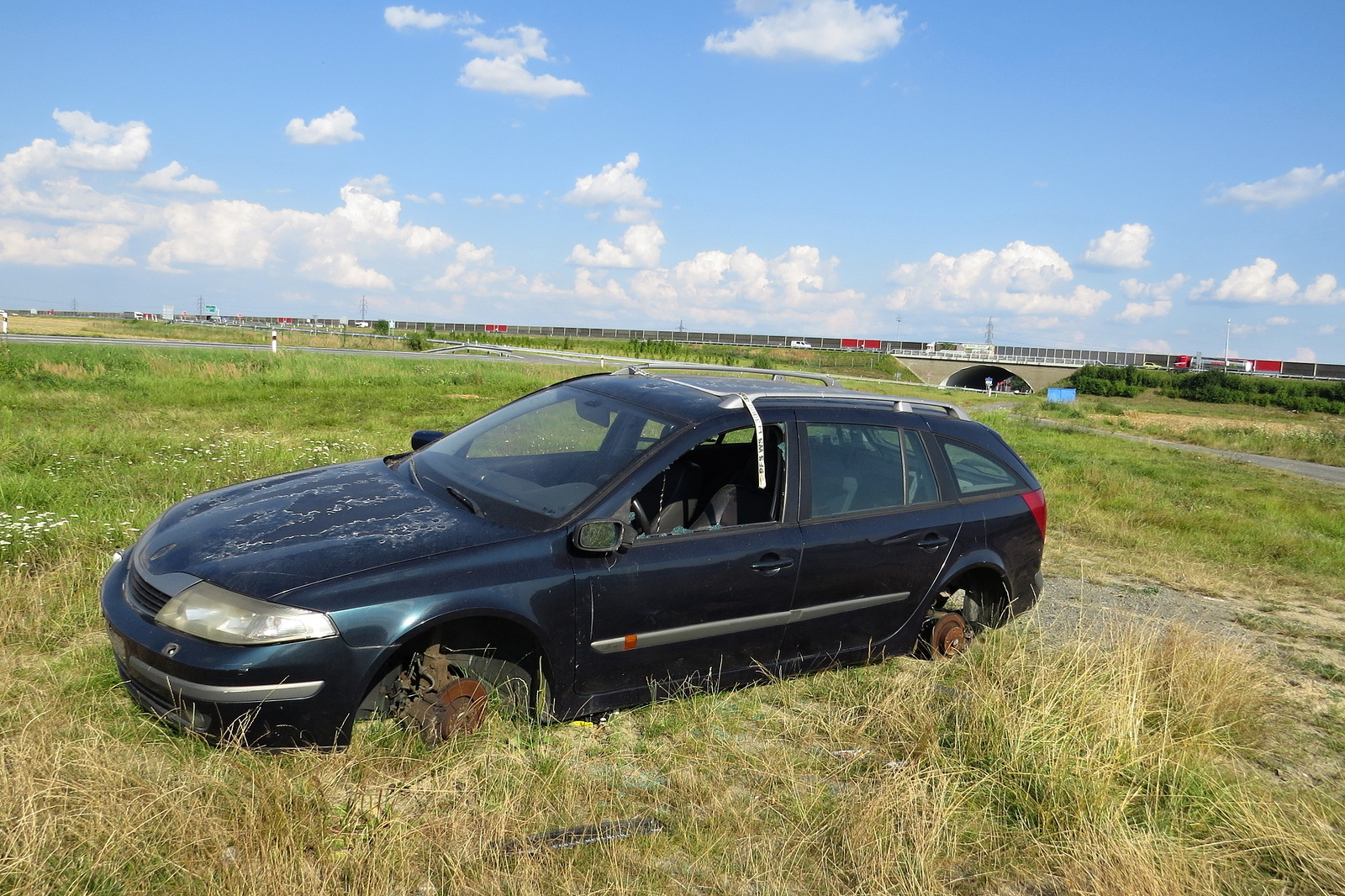 Podívejte se: Odstavené auto u dálnice poblíž Oder zajímá už jen vandaly -  Moravskoslezský deník