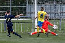 Melecký střílí čtvrtou branku Bílovec. Jeho tým nakonec nad béčkem Slezského FC vyhrál 5:2.