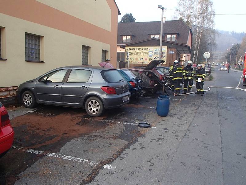 Požár auta ve Školní ulici v Kopřivnici. 