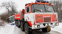 Dvě jednotky hasičů vyjelo v pondělí 28. ledna po poledni k nehodě linkového autobusu ve Staré Vsi. Hasiči vyprošťovali čtyři cestující a řidiče.