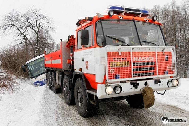 Dvě jednotky hasičů vyjelo v pondělí 28. ledna po poledni k nehodě linkového autobusu ve Staré Vsi. Hasiči vyprošťovali čtyři cestující a řidiče.