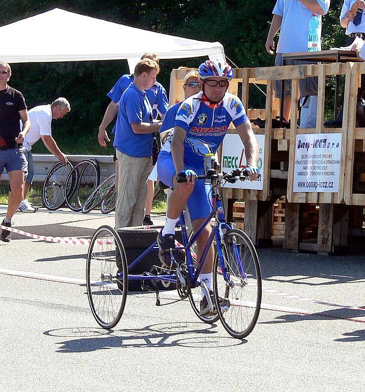 Na kopřivnickém polygonu se uskutečnil 3,. ročník cyklistického závodu O pohár automobilky Tatra, kde soutěžili i handicapovaní cyklisté.