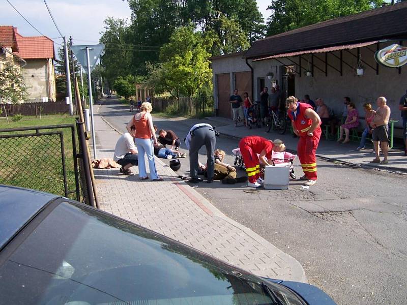 S těžkými zraněním skončili na vozovce po nárazu do fordu motorkář a jeho spolujezdkyně.