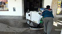 Nový přístroj, který zakoupila radnice v Novém Jičíně, vyjel v úterý 21. dubna poprvé čistit podloubí místního Masarykova náměstí.