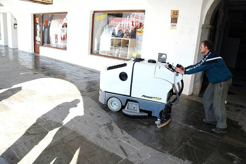 Nový přístroj, který zakoupila radnice v Novém Jičíně, vyjel v úterý 21. dubna poprvé čistit podloubí místního Masarykova náměstí.