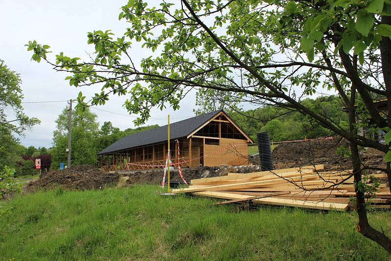 Přírodní koupaliště Čerťák v Novém Jičíně je po revitalizaci, nové bude i zázemí. Takto to tam v těchto dnech vypadá.