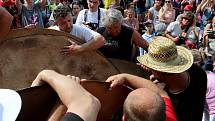 Gigantické Štramberské ucho se peklo o první červnové sobotě odpoledne.  Foto: Deník/Adam Knesl