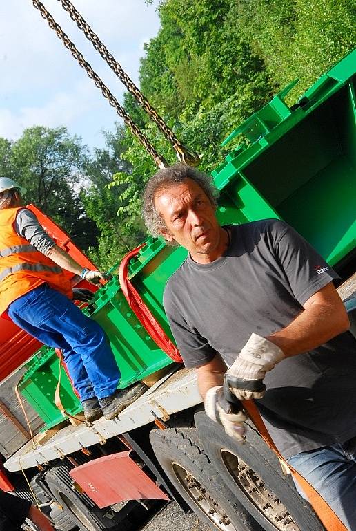 Dva několikatunové mosty se vrátily na stavbu budoucí cyklostezky. Prošly kompletní opravou a doplnily dalších pět přemostění na téměř desetikilometrové trase z Nového Jičína do Hostašovic.