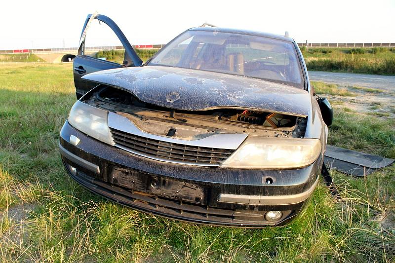 Během zhruba pěti měsíců se stal z odstaveného vozidla Renault Laguna nepojízdný vrak.