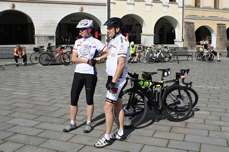 Účastníci Cyklotour Na kole dětem se zastavili ve čtvrtek dopoledne na Masarykově náměstí v Novém Jičíně.