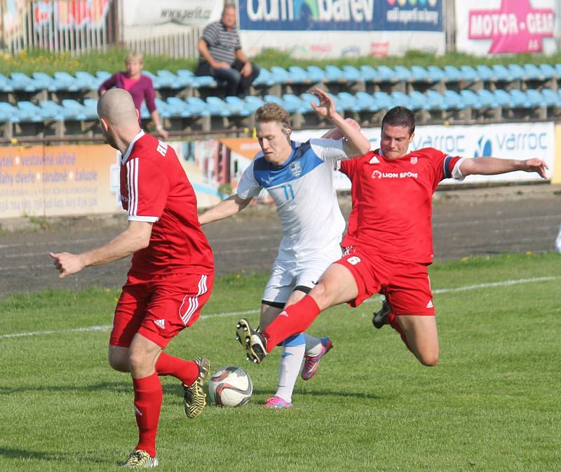 Novojičínští fotbalisté (v červeném) doma porazili Havířov 3:1.