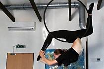 Dvacetiletá Lucie Krysová ze Štramberka našla svůj koníček úplnou náhodou, když se rekonstruovaly prostory, kde původně tančila. Už tři a půl roku se věnuje tanci na kruhu, kterému se říká Aerial hoop.