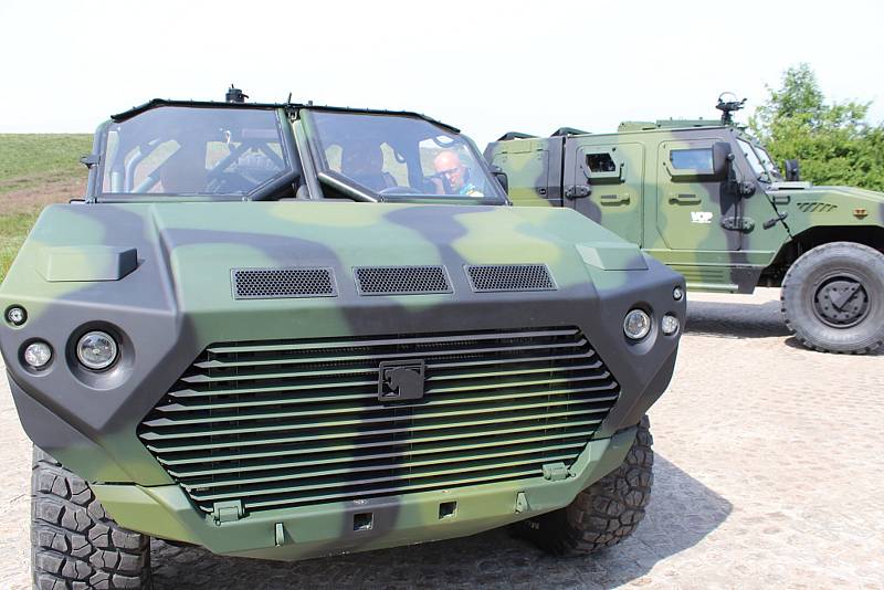 Snímek z představení bojových vozidel vyráběných  šenovským podnikem VOP CZ ve spolupráci se společností NIMR Automotive.